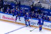 Spieler und Betreuer des EV Zug an der Spielerbank während des Heimspiels gegen Lausanne. Die Benedict-Werbung ist auf der Bande gut sichtbar.