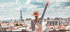 Junge Frau in Paris mit Sicht auf den Eiffelturm.