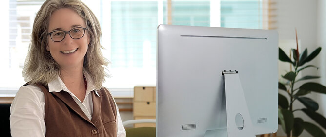 Miriam Kless, Dozierende an der BVS Business-School, sitzt vor ihrem Computer.