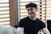 Jean-Louis, Lernender der Benedict, während eines Meetings seines Praktikums bei Swisscard.