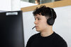 Jean-Louis vor dem PC – er ist Lernender der kaufmännischen Grundbildung an der Benedict und absolviert sein Praktikum bei Swisscard.