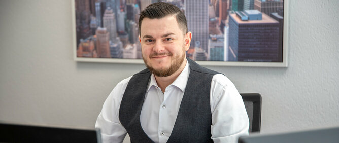 Adis Hadzic, Schulleiter der Benedict Schule in Bern, in seinem Büro.