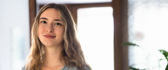 Fabienne Widmer, gelernte MPA und Dozentin an der Benedict Schule, während ihrer Arbeit in der Arztpraxis.