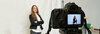 Junge Frau und Kamera bei einem Shooting für ein CV-Foto.