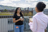 Sagithya, Schülerin der kaufmännischen Grundbildung Benedict Zürich, während ihrem Praktikum bei Migros Industrie.
