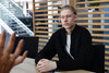 Andrej, Lernender der Benedict, während eines Meetings seines Praktikums bei Swisscard.