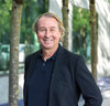 Stephan Brunner, External Examiner der RGU. vor dem Gebäude der BBS/BVS Business School.