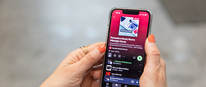 Handy mit offenem Spotify und der Pomodor-Playlist auf dem Display.