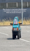 Meme: Sehr schmales Auto, nachdem jemand die Breite in der Mathematikprüfung falsch berechnet hat