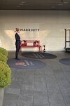 Lars Bentvelzen vor dem Eingang des Zurich Marriott Hotel, aufgenommen im Rahmen seiner BHMS Karriere.