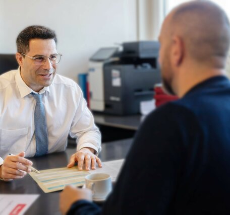 Ein Bildungsberater der Benedict Schulen Schweiz im Gespräch mit einem potentiellen Schüler.