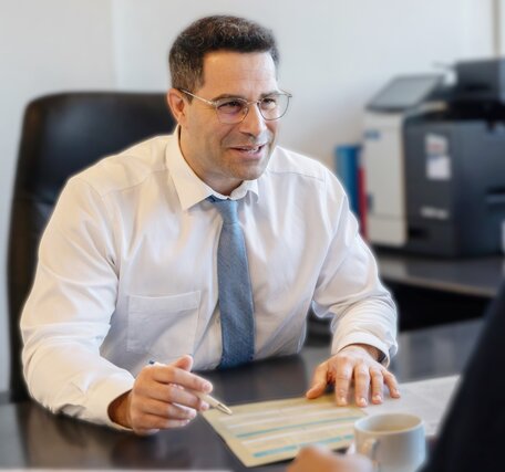 Berater der Benedict Schule während einem Beratungsgesprächs.