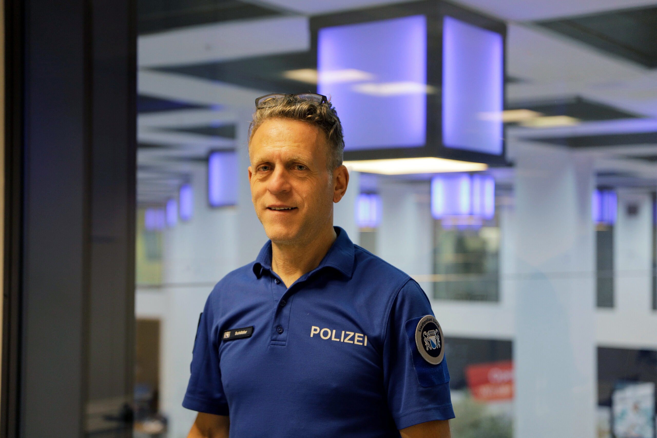 Thomas Schlitter von der Stadtpolizei Zürich führt an der Benedict Schule einen Workshop zum Thema Gefahren im Internet durch.